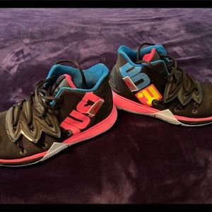 Kyrie youth basketball shoes